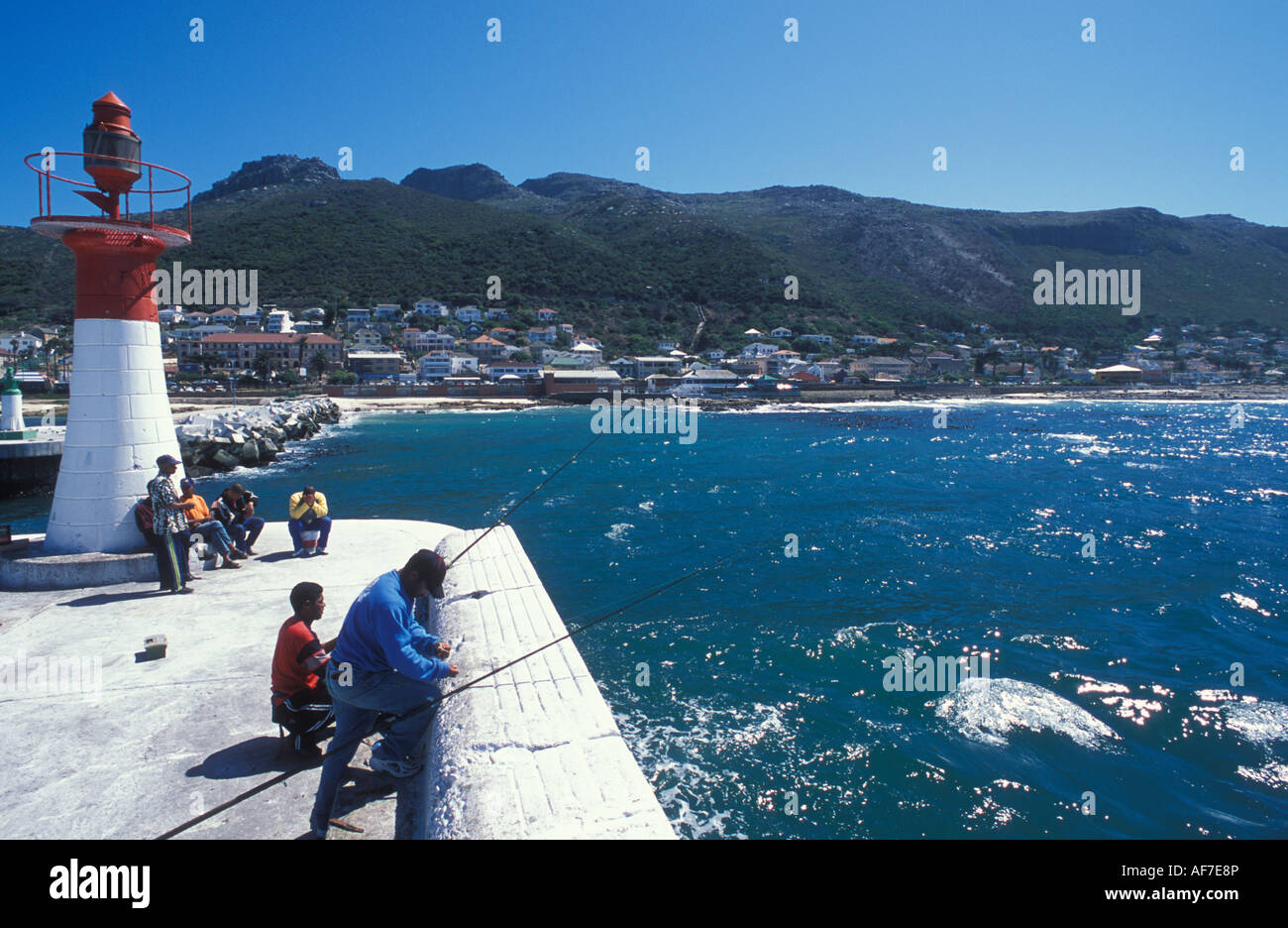 I pescatori del porto di Kalk Bay nei pressi di Città del Capo Sud Africa Foto Stock