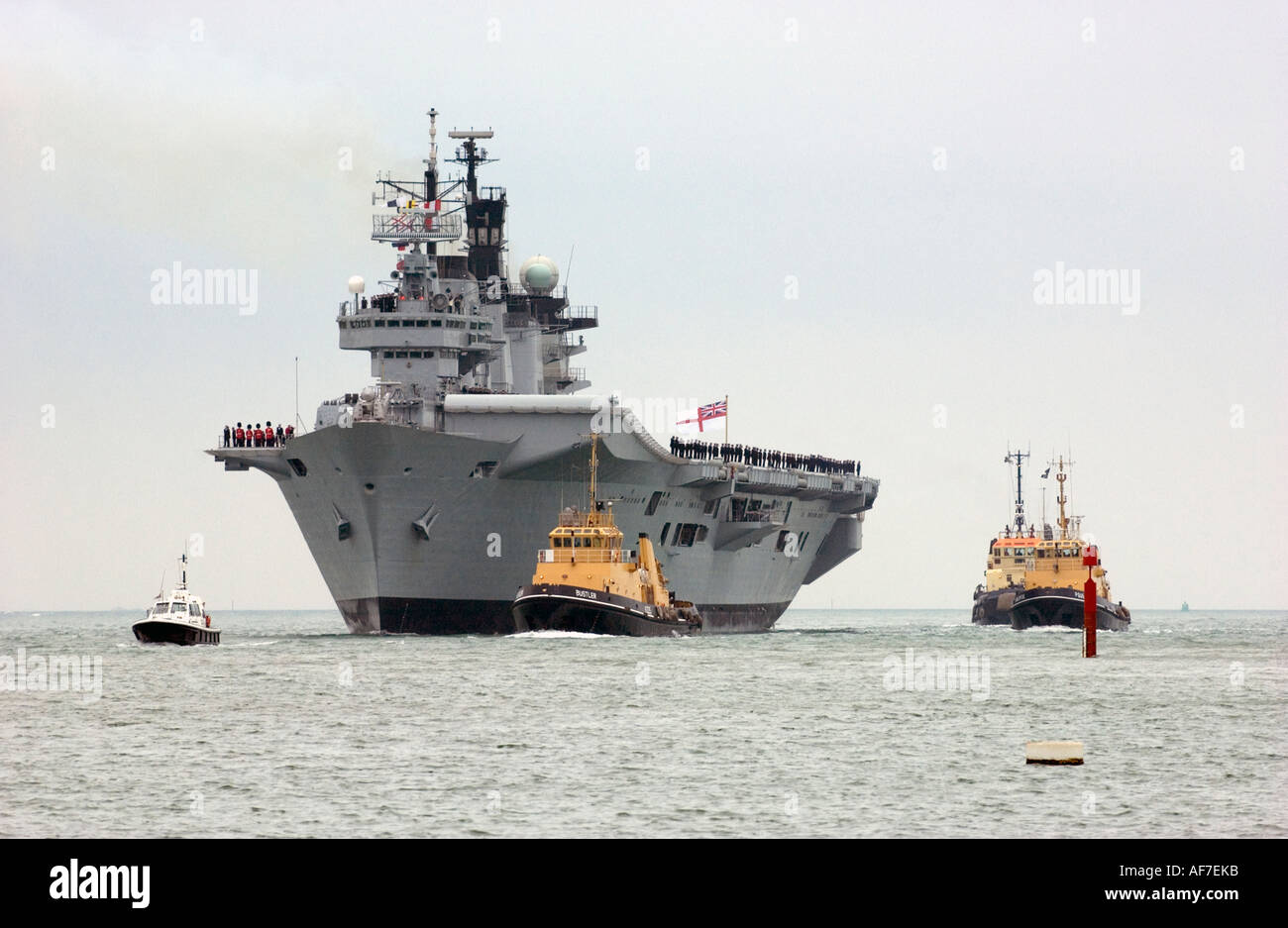 HMS illustre ritorna a Portsmouth dopo una importante riattaccare con equipaggio di rivestimento del ponte Foto Stock