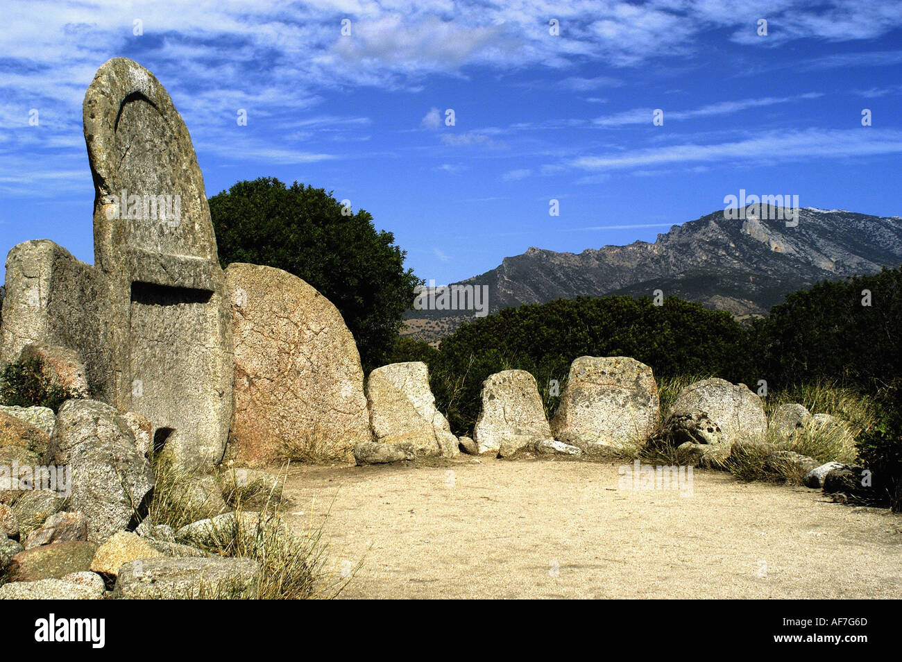 Geografia / viaggi, Italia, Sardegna, Orosei, Giant's grave 'S'Ena de Thomes', portico stele, Additional-Rights-Clearance-Info-Not-Available Foto Stock