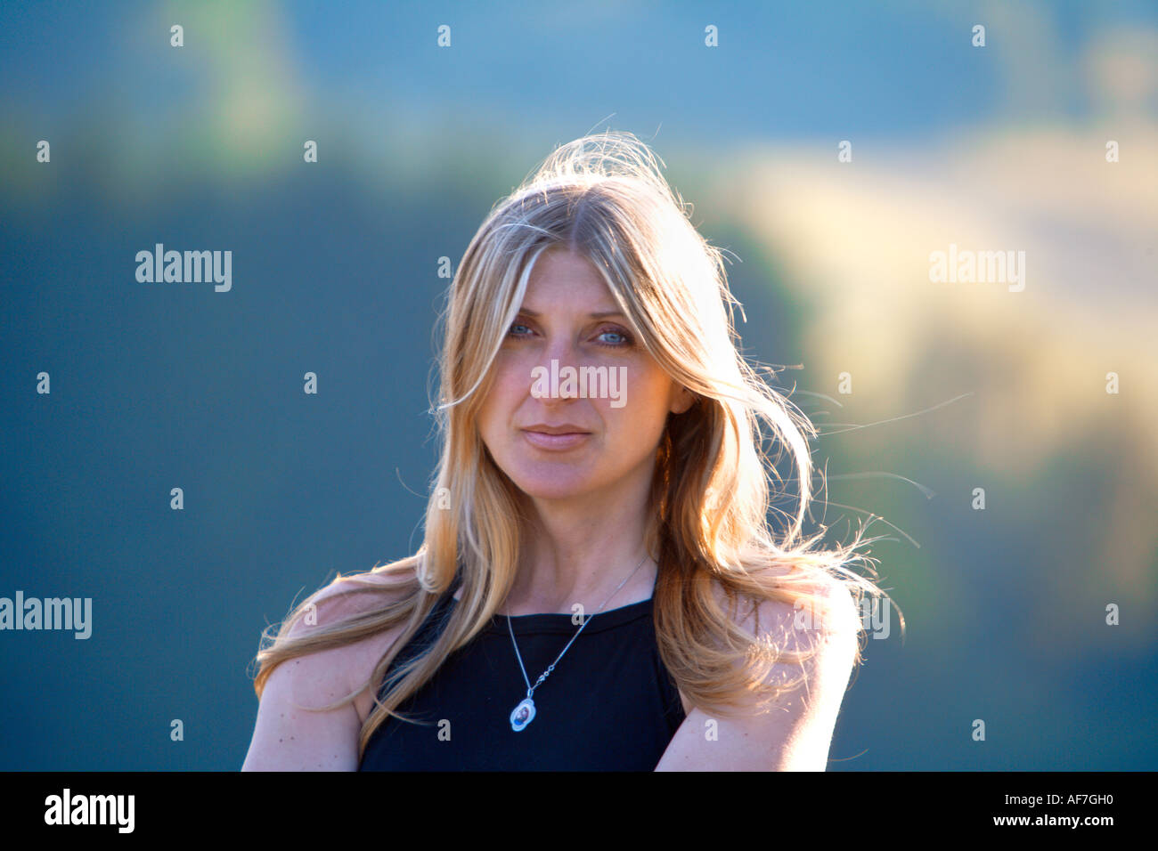 Ritratto di donna di mezza età all'aperto Foto Stock