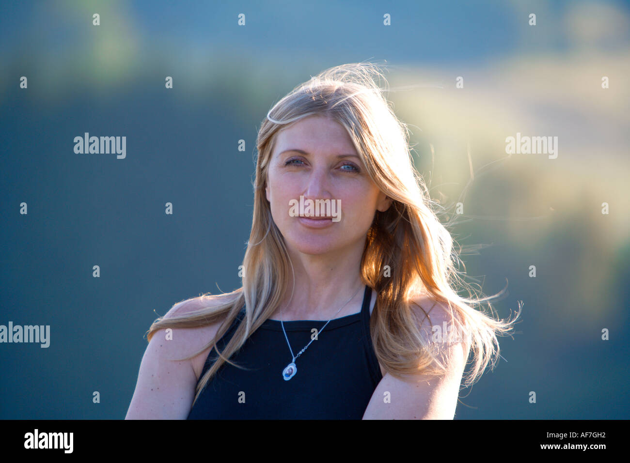 Ritratto di donna di mezza età all'aperto Foto Stock