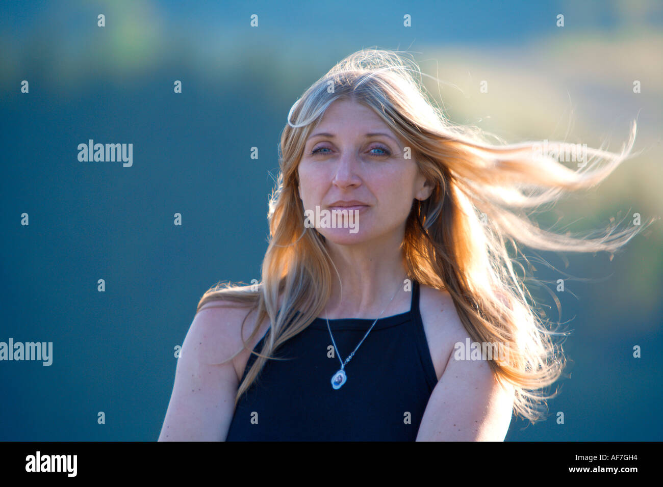 Ritratto di donna di mezza età all'aperto Foto Stock