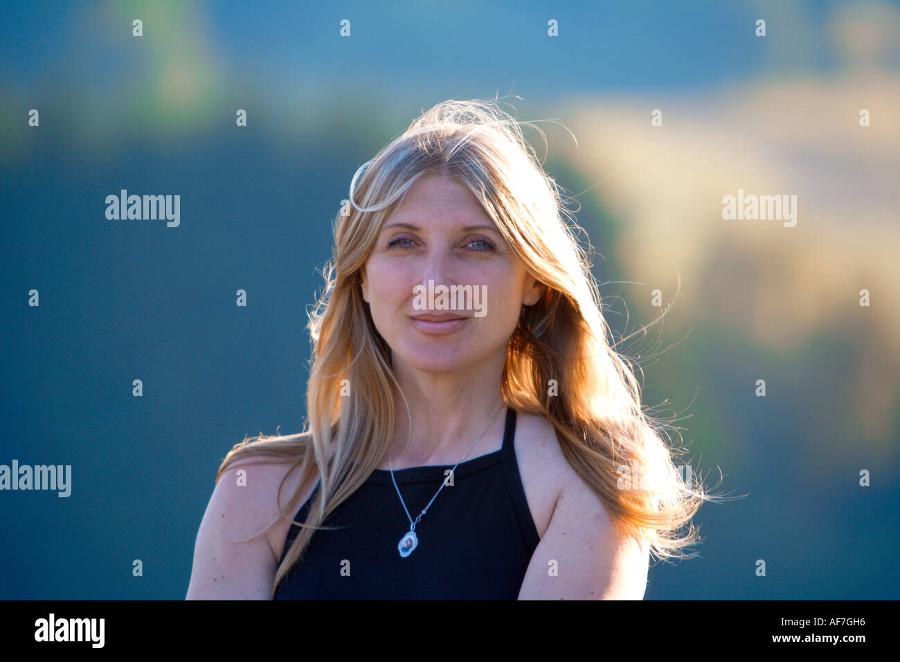 Ritratto di donna di mezza età all'aperto Foto Stock