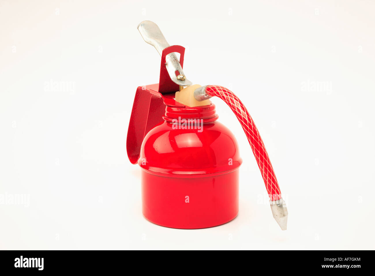 Un olio rosso può su una superficie bianca Foto Stock