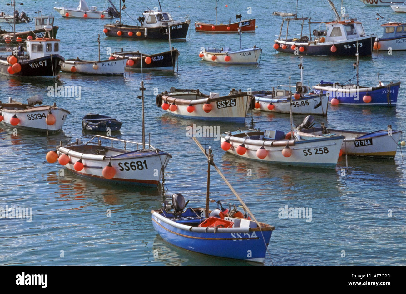 Barche ormeggiate in St Ives Harbour ad alta marea, Cornwall, Regno Unito Foto Stock