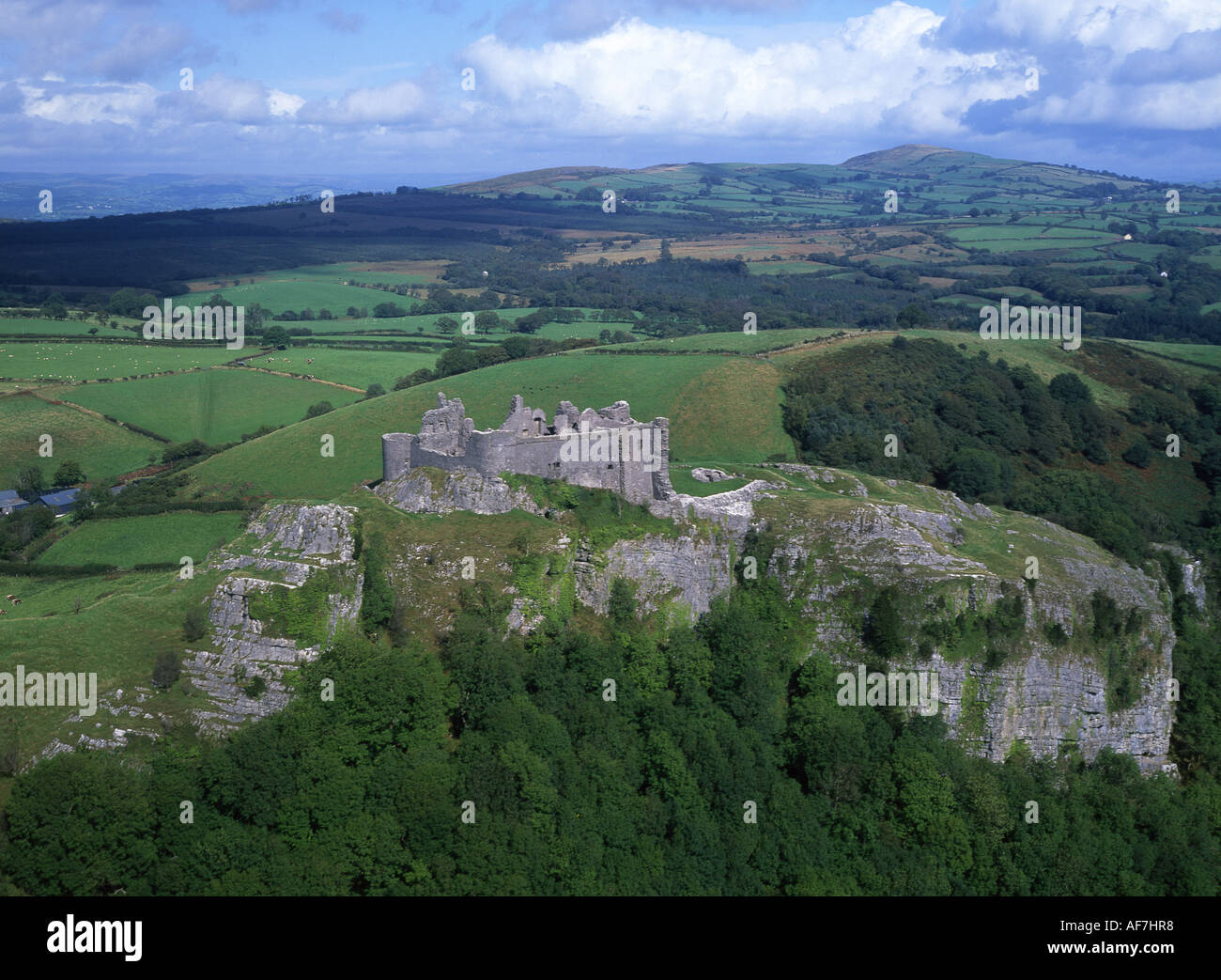 Vista aerea di Carreg Cennen Castle Carmarthenshire West Wales UK Foto Stock