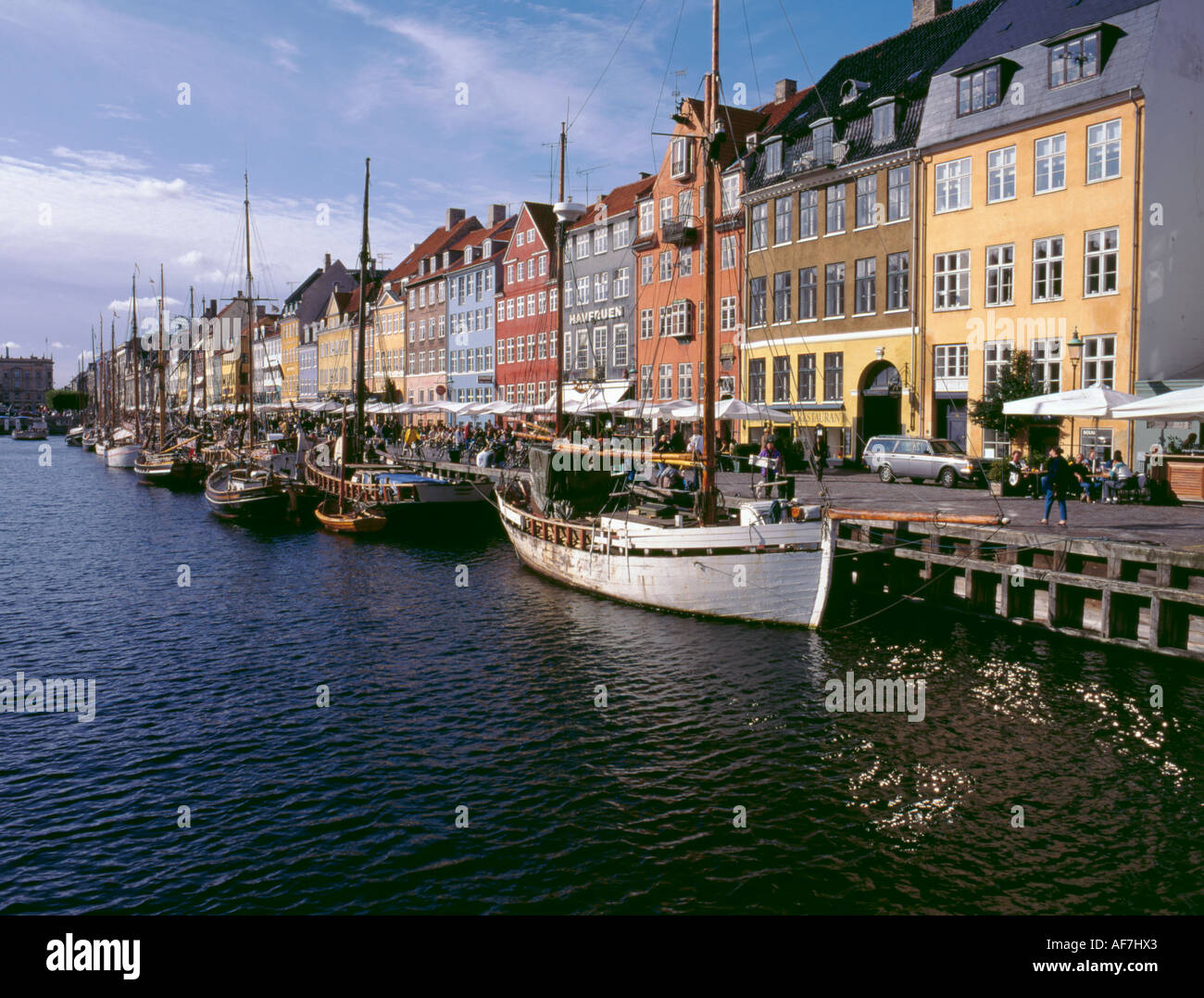 Waterfront magazzini e le barche di legno, Nyhavn, København (Copenaghen), Sjaelland (Zelanda), Danimarca Foto Stock