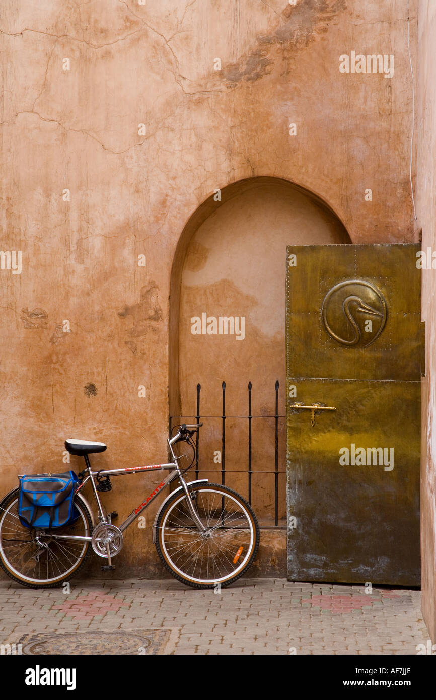 Nuovo Mountain Bike e la vecchia porta in Sidi Bel Abbes Area di Marrakeesh, Marocco Foto Stock