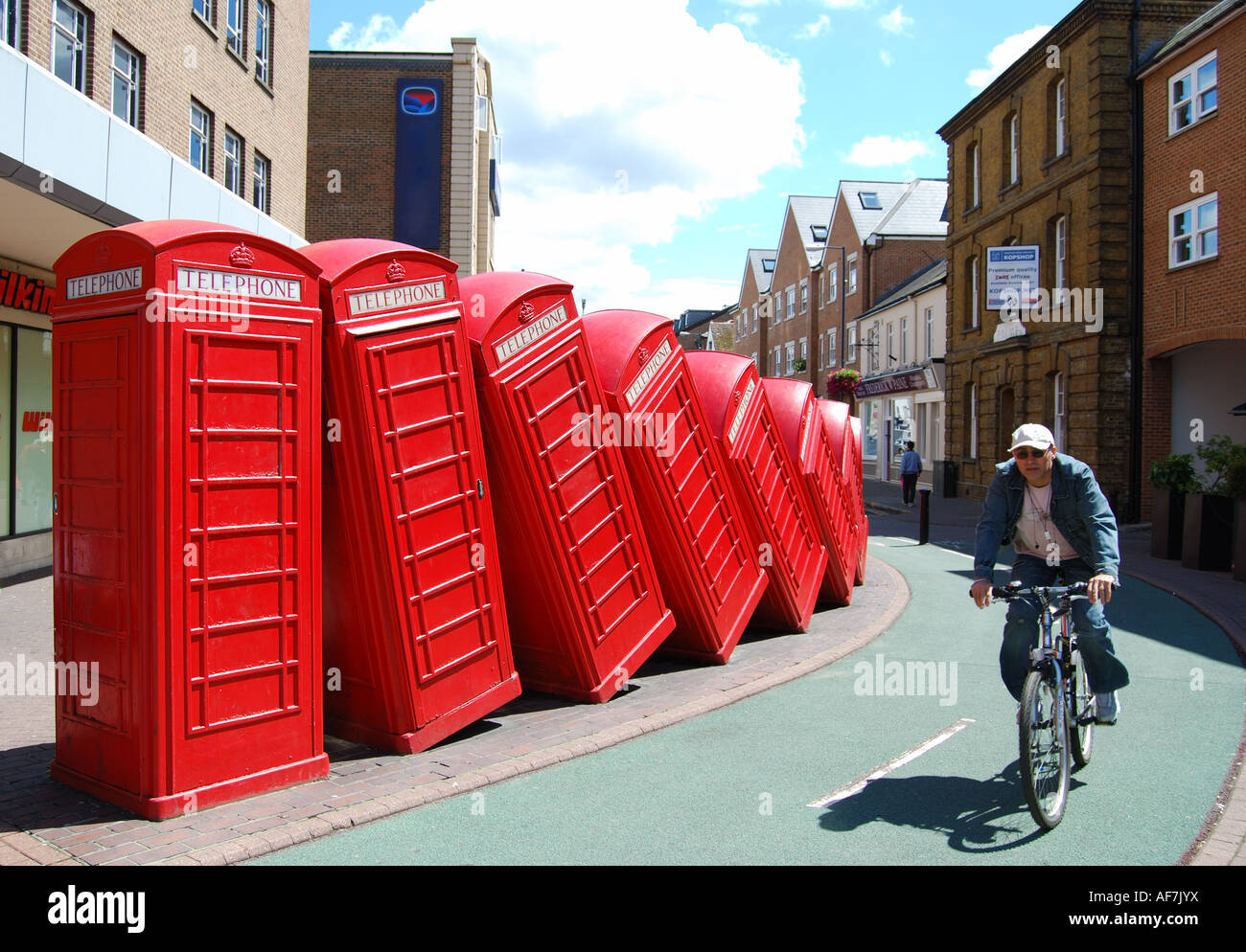 Scatola telefonica rossa scultura 'fuori ordine', Kingston upon Thames, Royal Borough of Kingston Upon Thames, Greater London, England, Regno Unito Foto Stock
