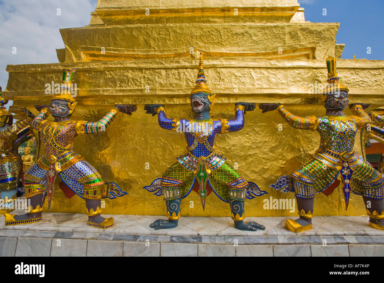 Yaksha s di supporto di un golden chedi Grand Palace il Tempio del Buddha di Smeraldo Wat Phra Kaew Bangkok in Thailandia Foto Stock