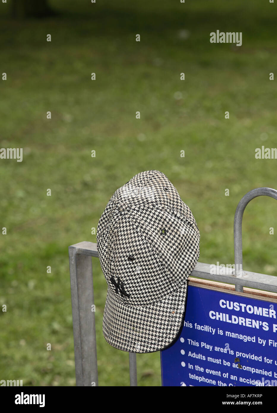 Burberry hat su una porta Foto Stock