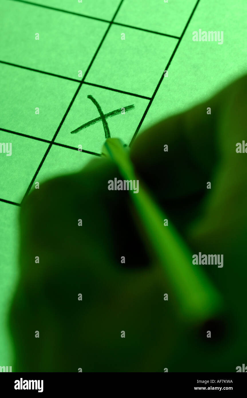 Punta di matita di mettere una x su una carta di voto Foto Stock