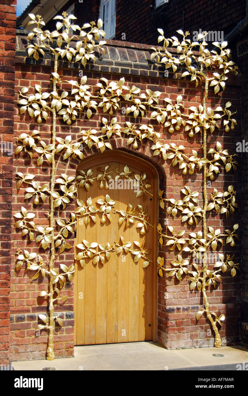 Clore Learning Center, guilded porta di ingresso, Hampton Court Palace, Greater London, England, Regno Unito Foto Stock
