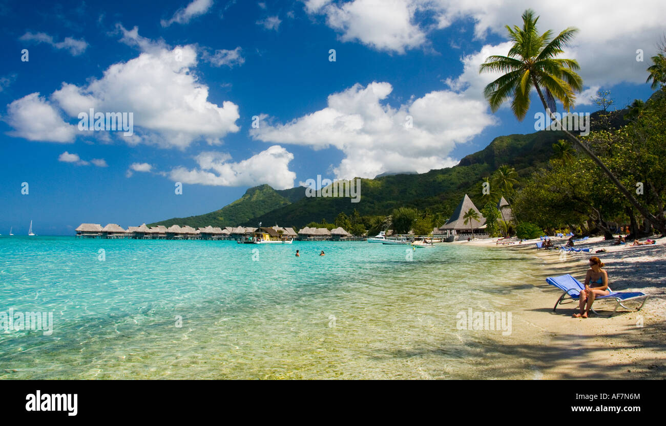 Spiaggia e laguna turchese con over water bungalows in background di Moorea, Polinesia Francese Foto Stock