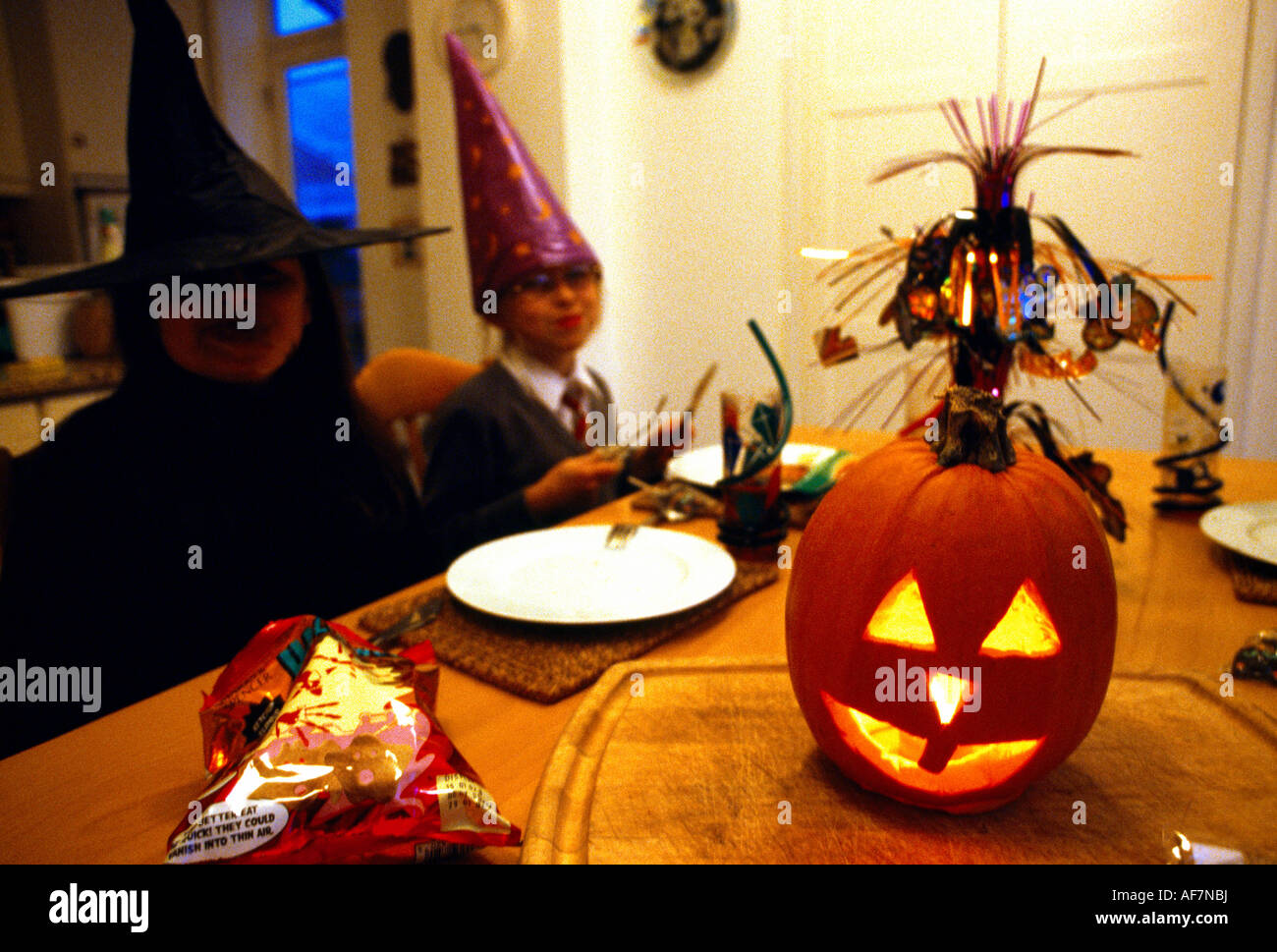 Festa di Halloween i bambini vestiti fino la zucca sul tavolo Foto Stock