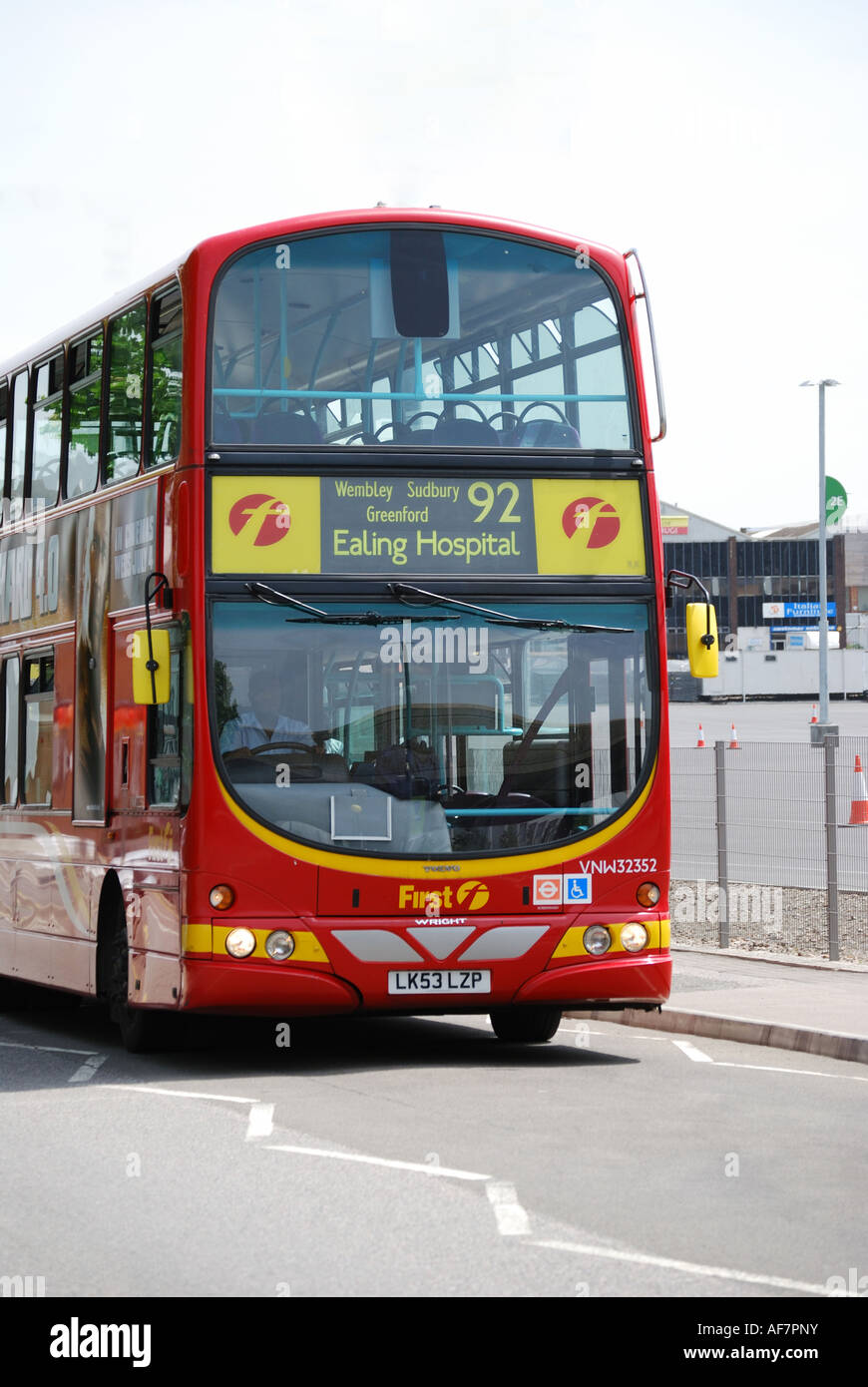 Moderno rosso double-decker bus, Nuovo Wembley Staduim, Wembley, London, England, Regno Unito Foto Stock