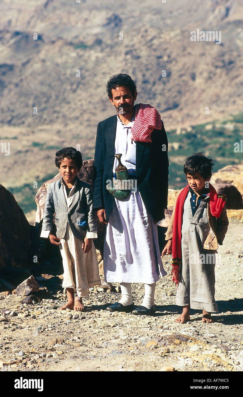 Geografia / viaggi, Yemen, persone, padre di due figli, a figura intera, Yemenite, pugnale, crooked pugnale, figlio, figlio, figli, Medio Oriente Additional-Rights-Clearance-Info-Not-Available Foto Stock