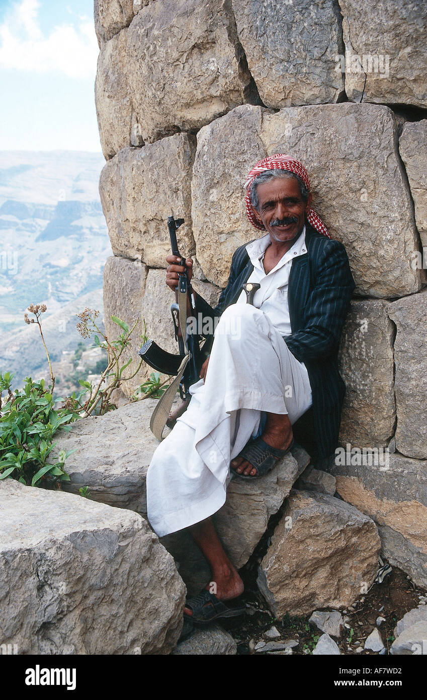 Geografia / viaggi, Yemen, persone, armati custode di un gruppo di turisti, , Additional-Rights-Clearance-Info-Not-Available Foto Stock