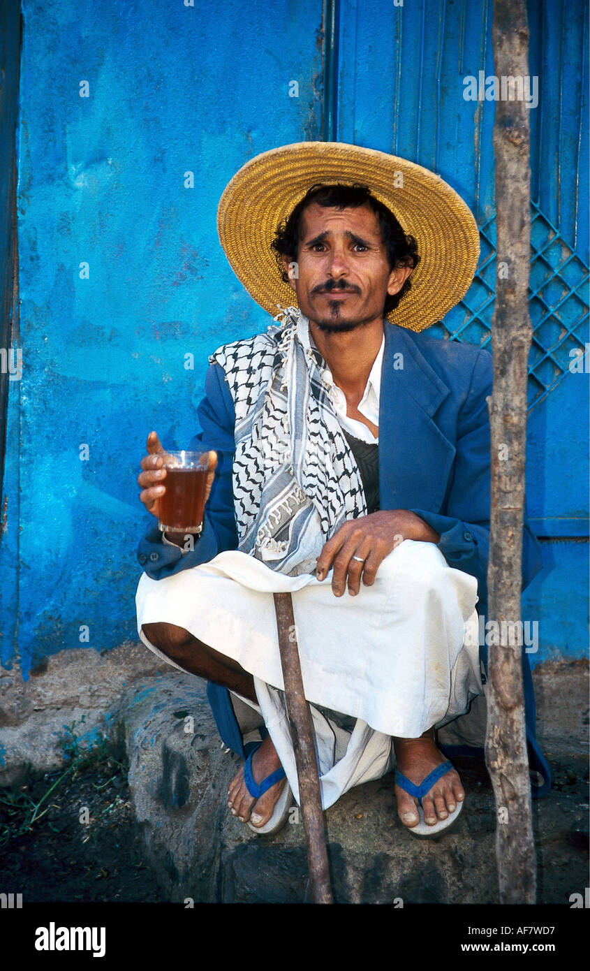 Geografia / viaggi, Yemen, persone uomo bere il tè, , Additional-Rights-Clearance-Info-Not-Available Foto Stock