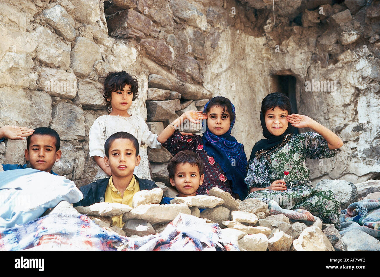 Geografia / viaggi, nello Yemen, persone, gruppo di bambini di fronte a una casa diroccata, Medio Oriente, mezza figura, Additional-Rights-Clearance-Info-Not-Available Foto Stock