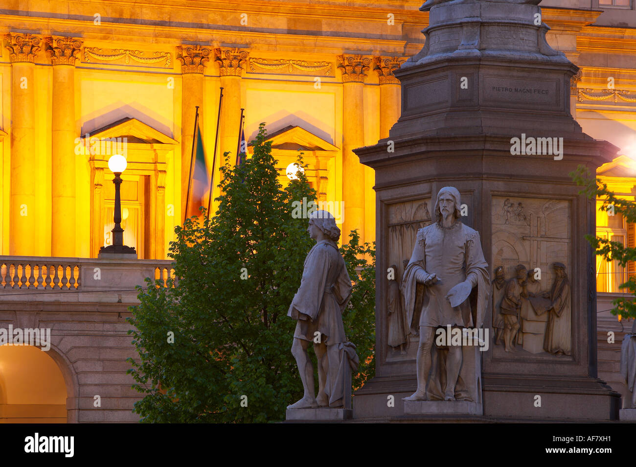 Statua di Leonardo da Vinci e il Teatro Alla Scala Piazza Scala milano lombardia italia NR Foto Stock