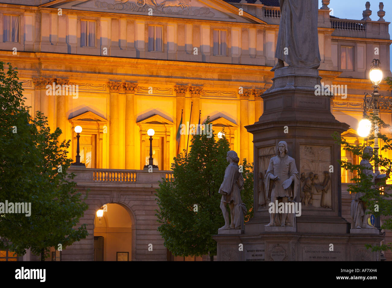 Statua di Leonardo da Vinci e il Teatro Alla Scala Piazza Scala milano lombardia italia NR Foto Stock