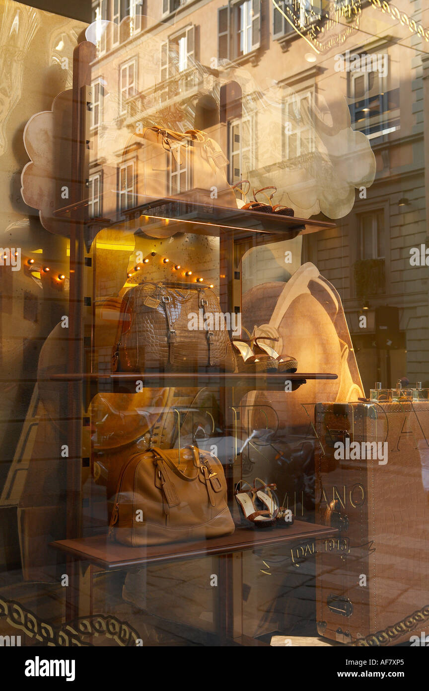 Borsette in mostra nella vetrina di un negozio nel quartiere della moda Via  della Spiga Milano Lombardia Italia NR Foto stock - Alamy