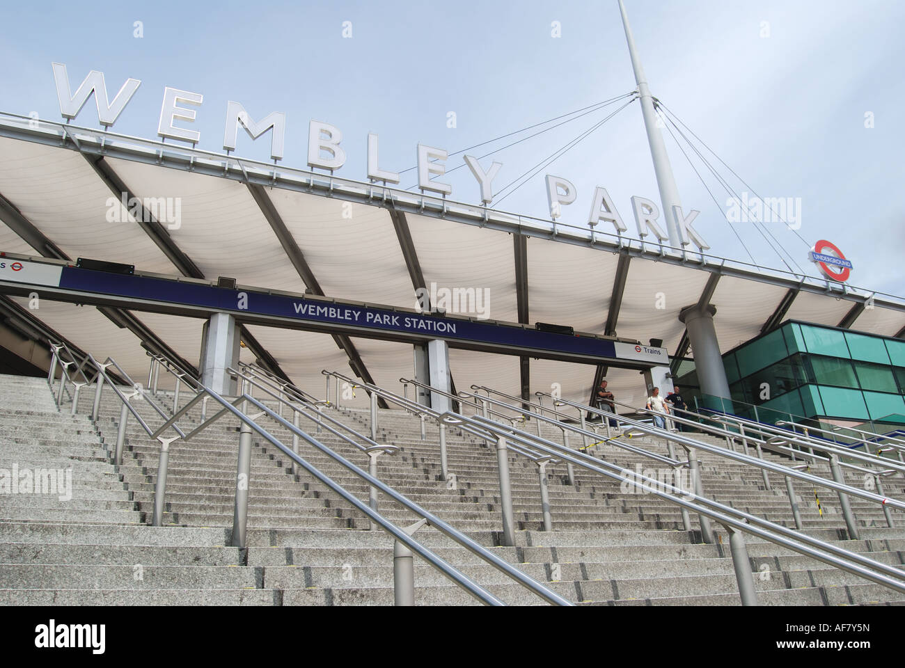 Passi alla stazione metropolitana di Wembley Park, Wembley, London, Regno Unito Foto Stock