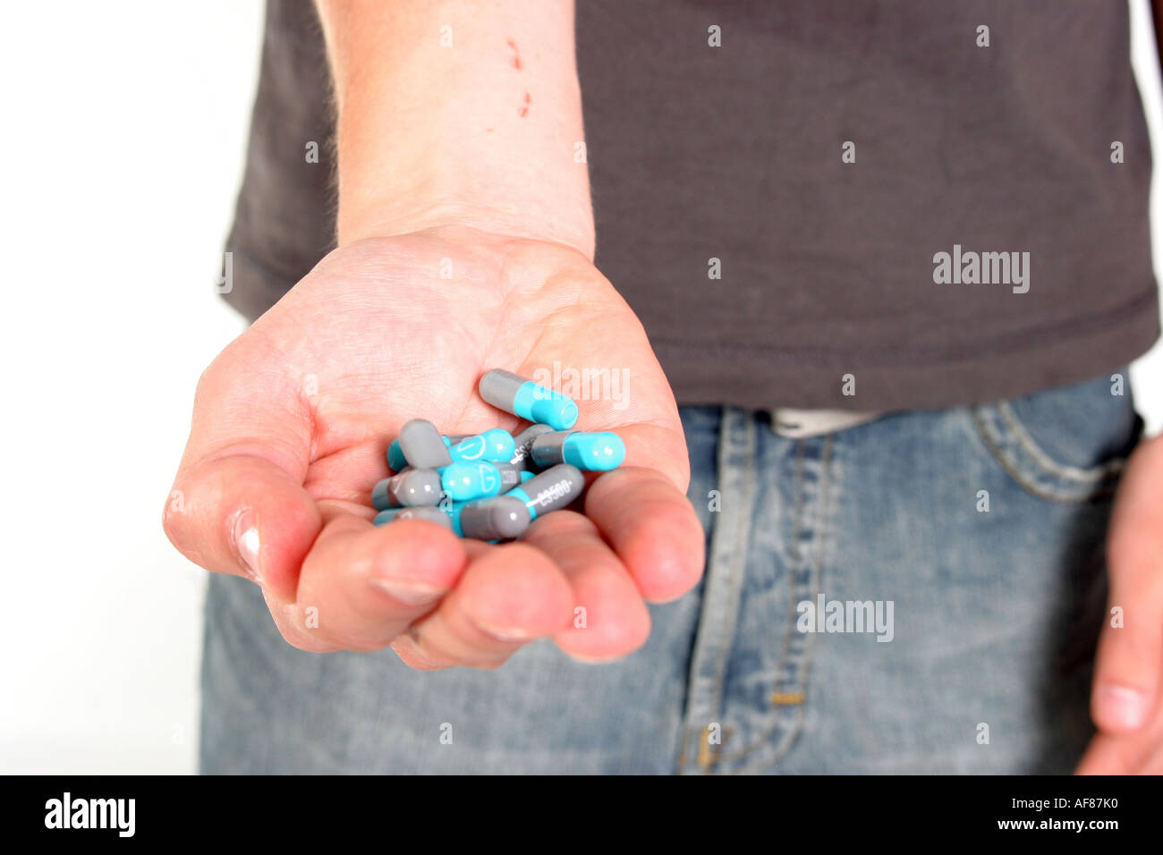Una fotografia di stock di un uomo con la droga in mano Foto Stock