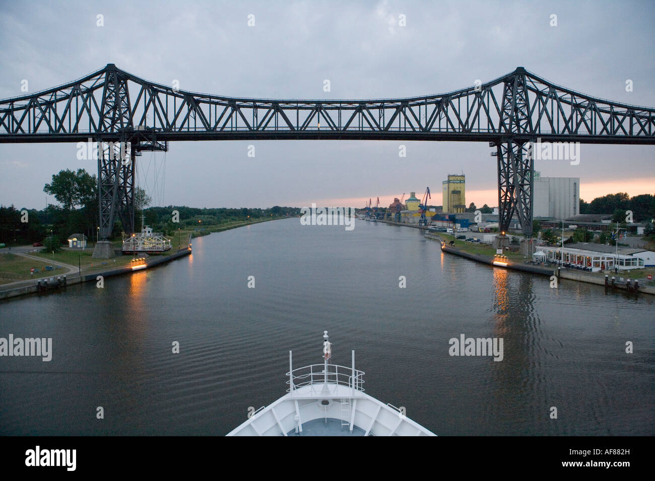 Rendsburg ponte sospeso, traghetto, vista dalla MS Bremen, Nord-Ostseekanal Canal, Rendsburg, Schleswig-Holstein, Germania Foto Stock