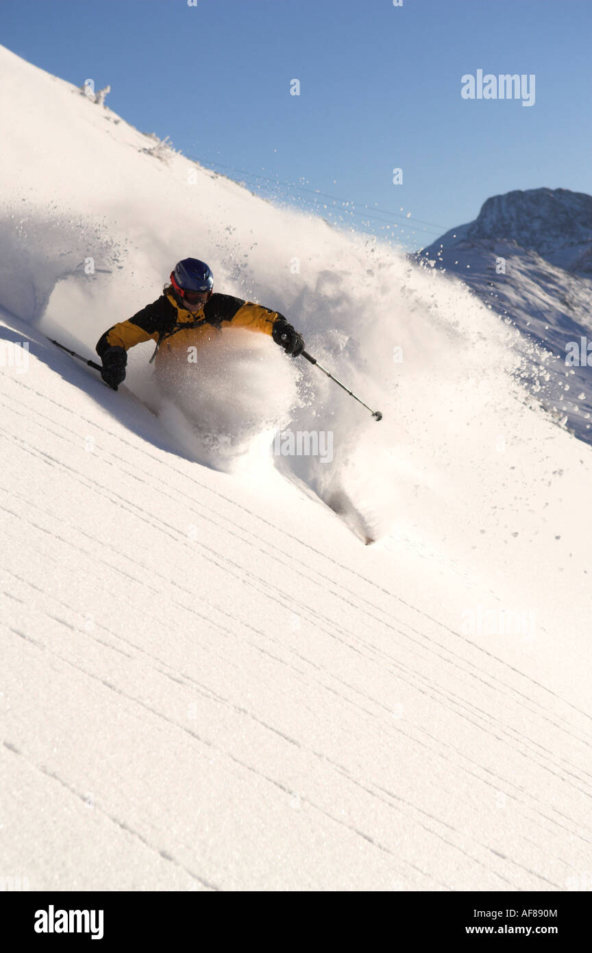 Un uomo, con rifiniture, sci a Krippenstein, Obertraun, Dachstein, Austria superiore, Austria Foto Stock