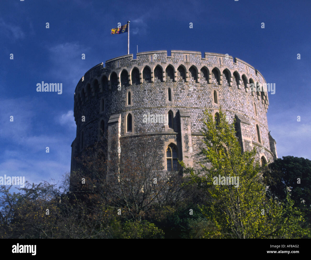 Torre rotonda con Royal Standard battenti bandiera a Windsor Castle Windsor Berkshire, Inghilterra Foto Stock