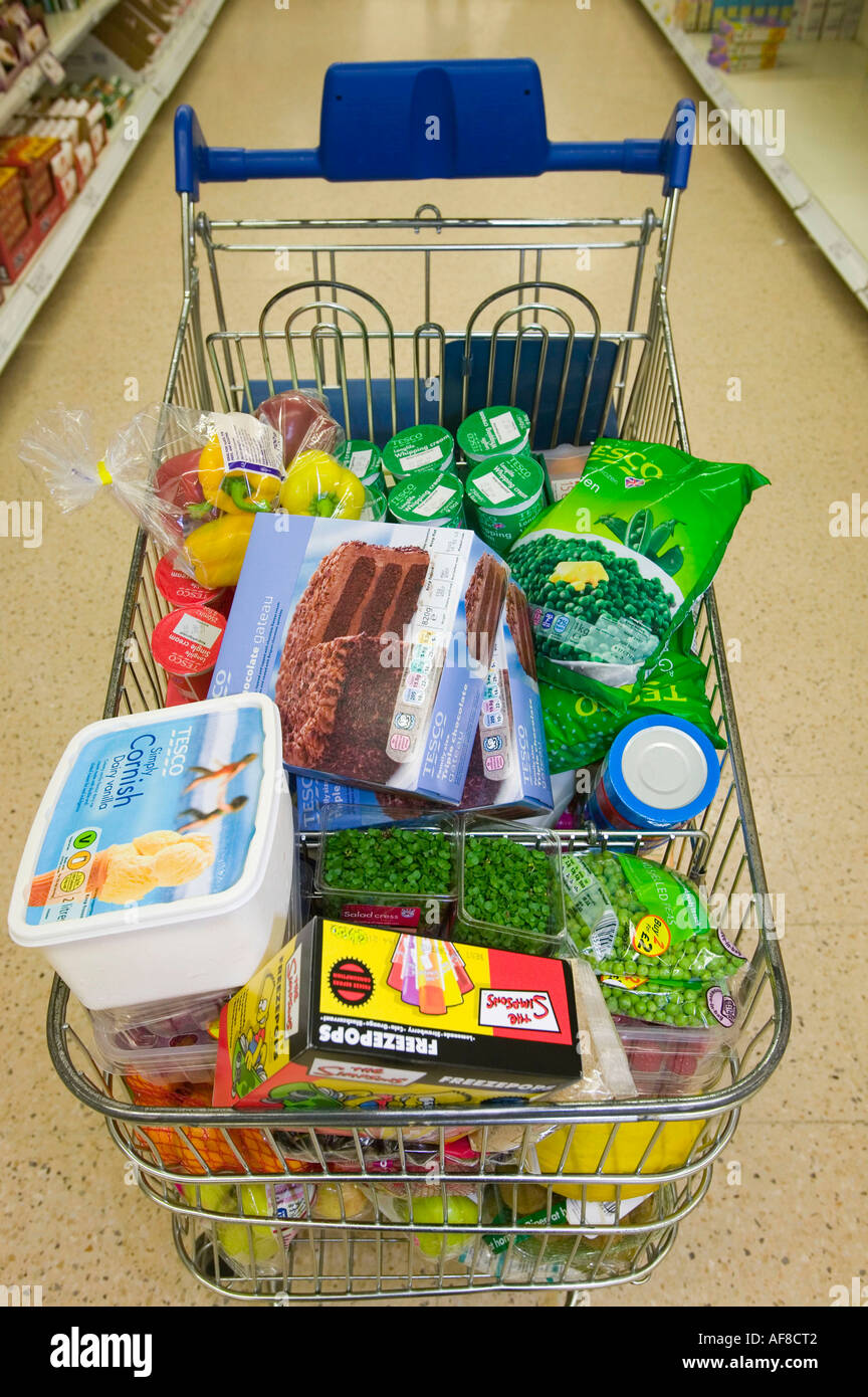 Un carrello della spesa pieno di cibo in un supermercato Tesco's supermercato a Carlisle, Cumbria, Regno Unito Foto Stock