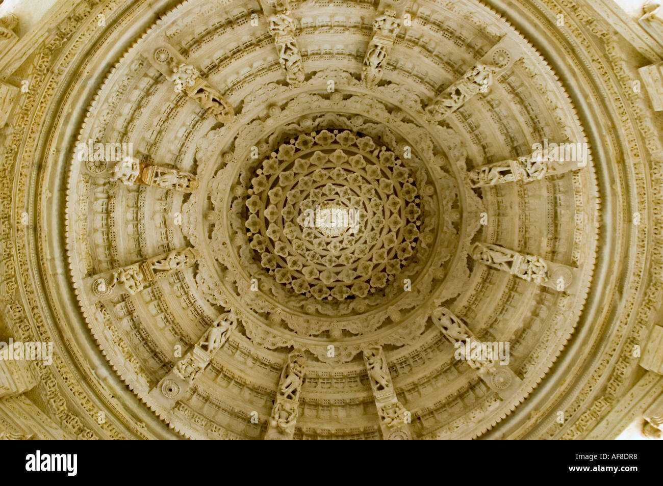 Chiudere orizzontale del marmo scolpito corbelled rosone all'interno del Adinath tempio Jain di Ranakpur. Foto Stock