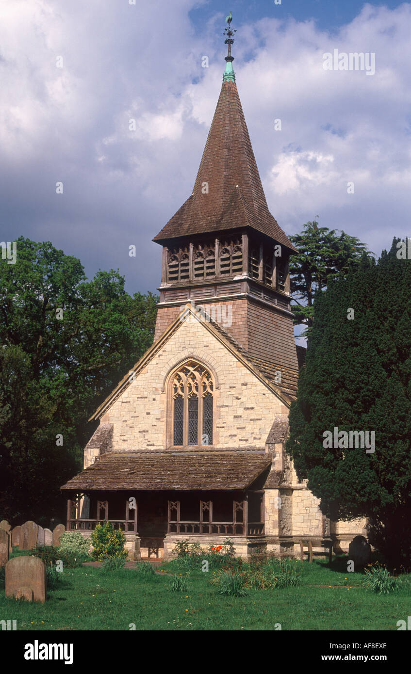 La bella chiesa parrocchiale di San Bartolomeo con il suo legno portico scolpito e rovere incastrata steeple, Leigh, Surrey, Inghilterra Foto Stock