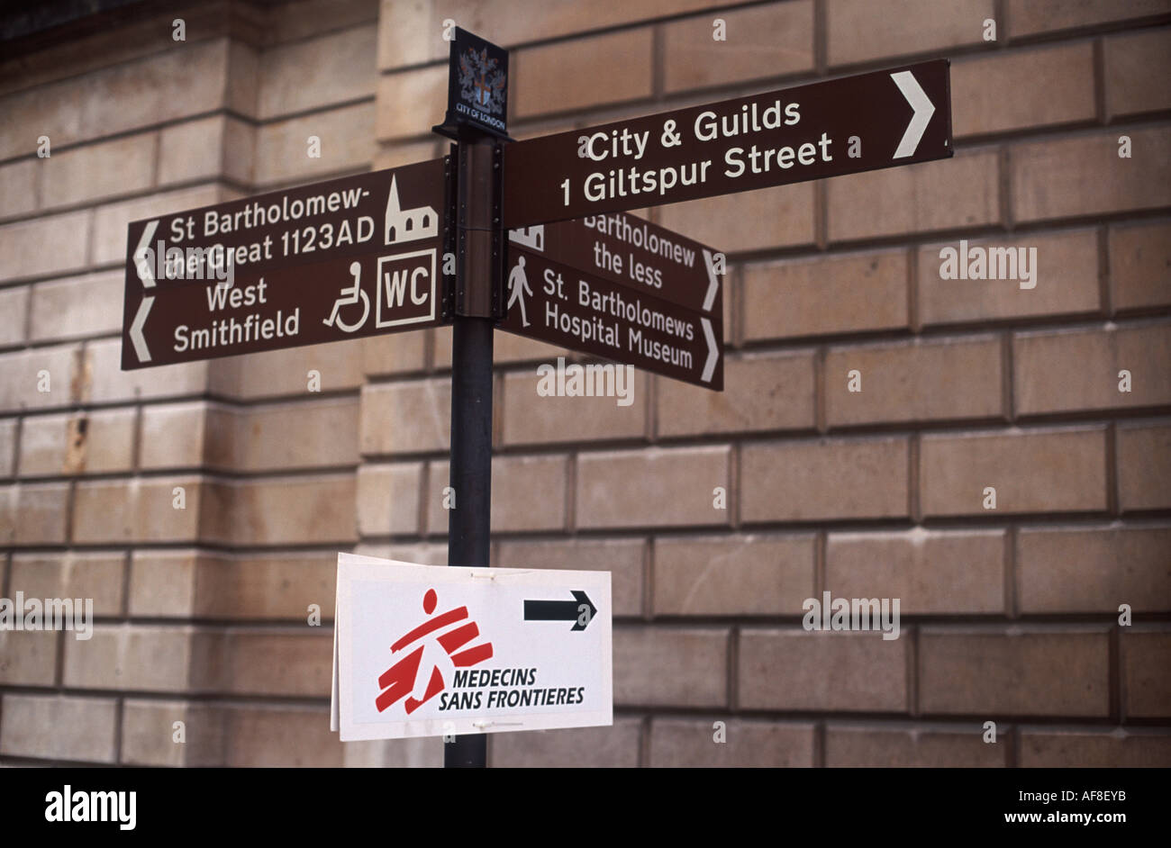 Segno indicante Medecins sans frontieres (Medici senza frontiere) conferenza presso il St Bartholomews Ospedale, City of London Foto Stock