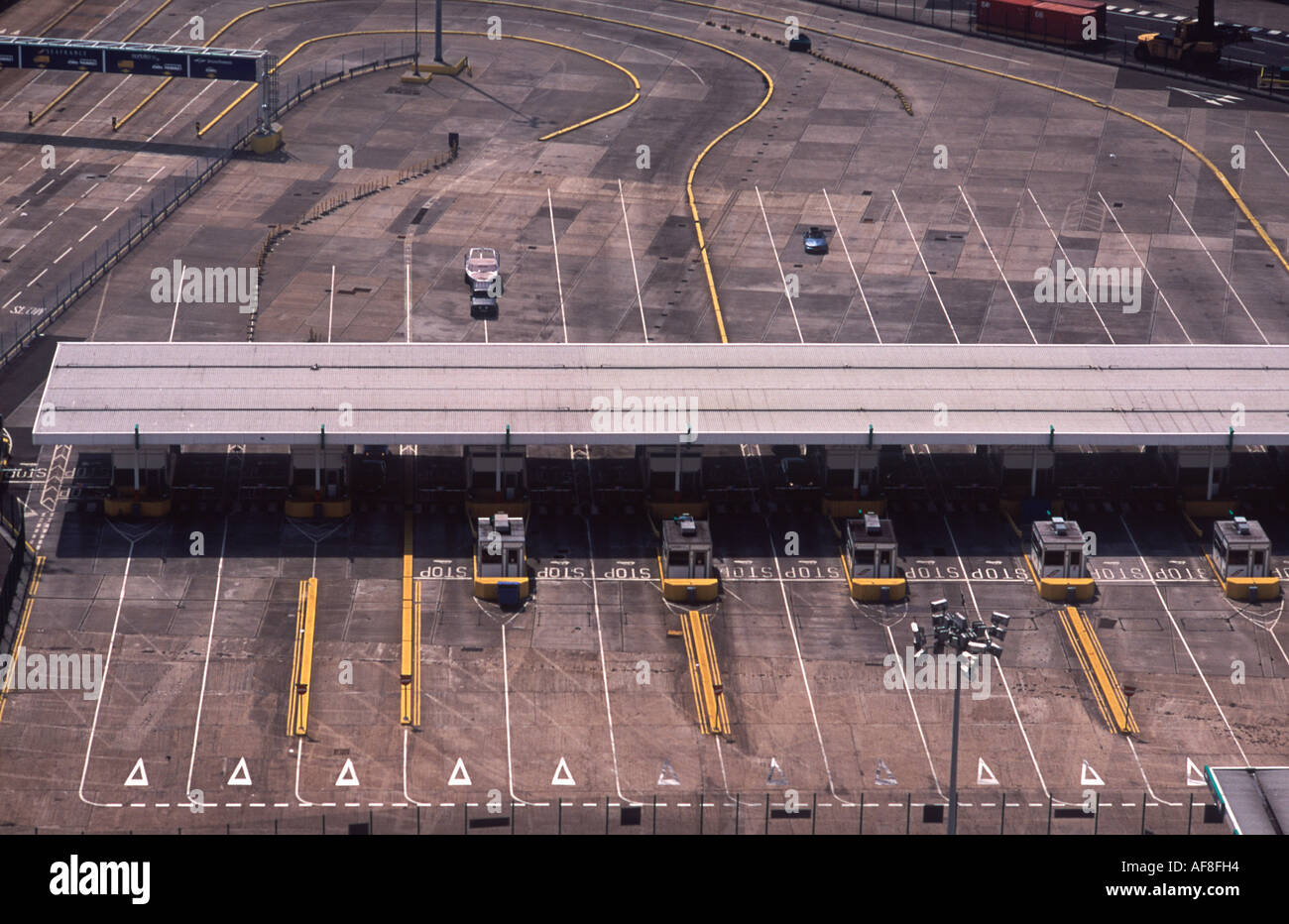 Distribuzione di vorticazione corsie per dirigere traffico a Dover Car Ferry Terminal, Eastern Docks, Admiralty Harbour, Dover, Kent Foto Stock