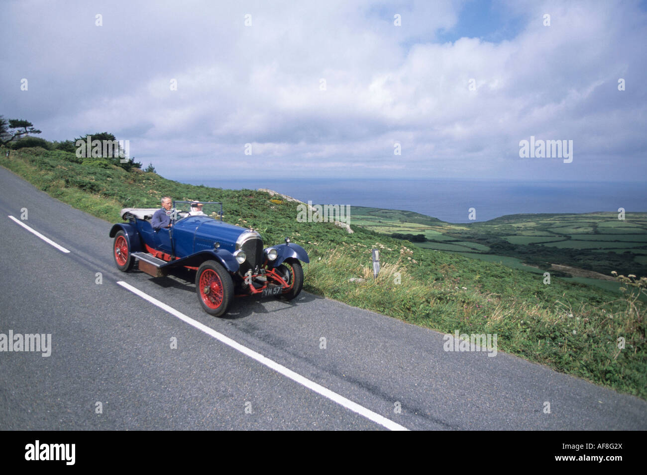 Vintage auto sulla strada costiera, vicino Zennor, Cornwall, Inghilterra Foto Stock