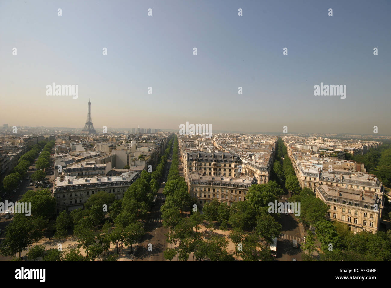 Una fotografia di stock di una vista delle strade filtrando in l'Arco di Trionfo con la Torre Eiffel in background Foto Stock