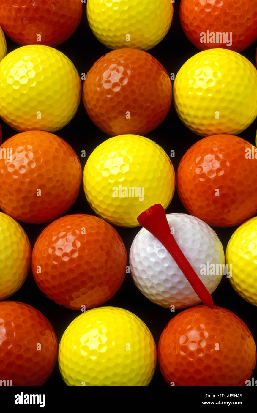 Giallo arancione e bianco palline da golf Foto Stock
