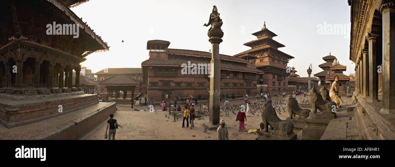 Patan Durbar Square, Kathmandu, Nepal. La mattina presto porta un sacco di gente a templi per puja Foto Stock