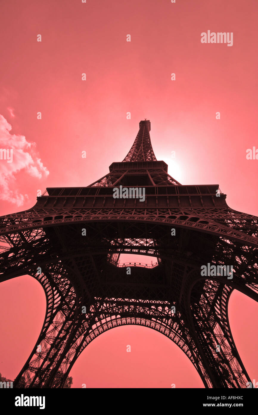 Una fotografia di stock della Torre Eiffel dal di sotto in estate Foto Stock