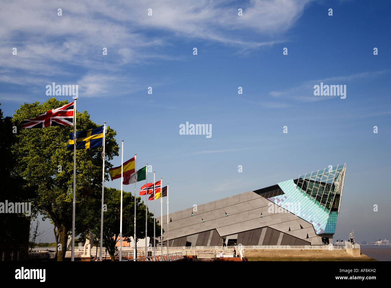 Bandiere europee lungo il Dock al profondo Museo Aquarium Hull East Riding of Yorkshire Inghilterra Foto Stock