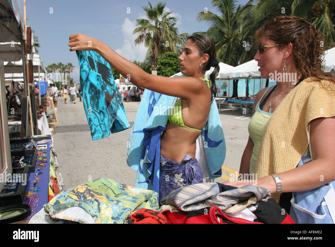 Miami Beach Florida, North Beach Bazaar, ispanico Latino latino etnia immigrati minoranza, femmine, shopping shopper shopping negozi di mercato Foto Stock