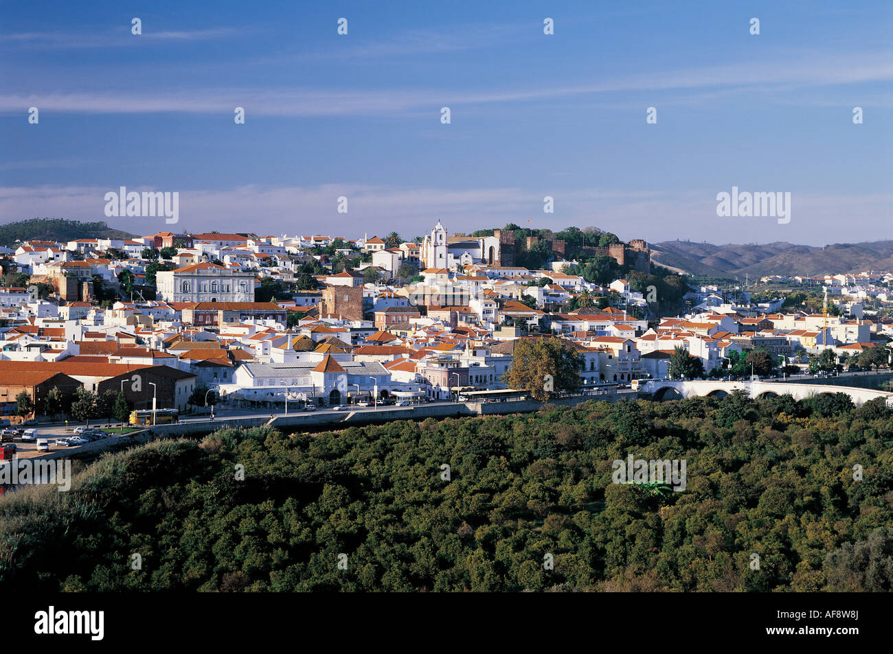 Silves in Algarve Portogallo Sud Drone aereo vista dall'alto del castello della città. cattedrale. ponte romano. case bianche. vecchia architettura tradizionale Foto Stock