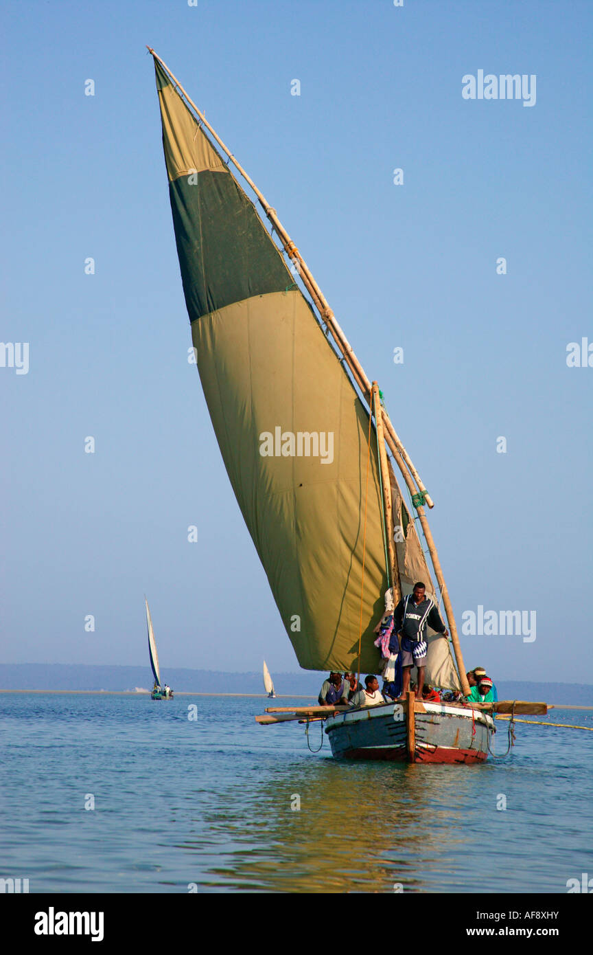 Un tradizionale dhow sailing in estuario nei pressi di Inhambane il trasporto di persone per la penisola di barra Foto Stock