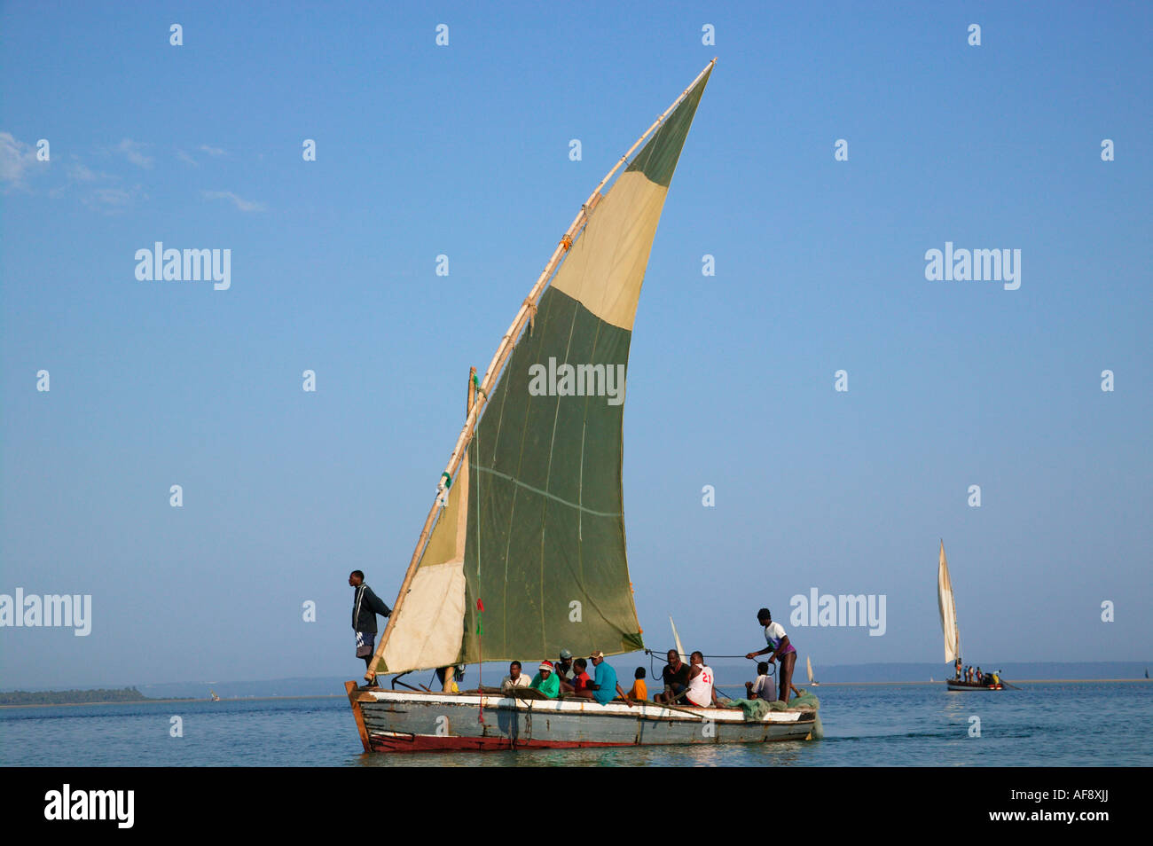 Un tradizionale dhow sailing in estuario nei pressi di Inhambane il trasporto di persone per la penisola di barra Foto Stock