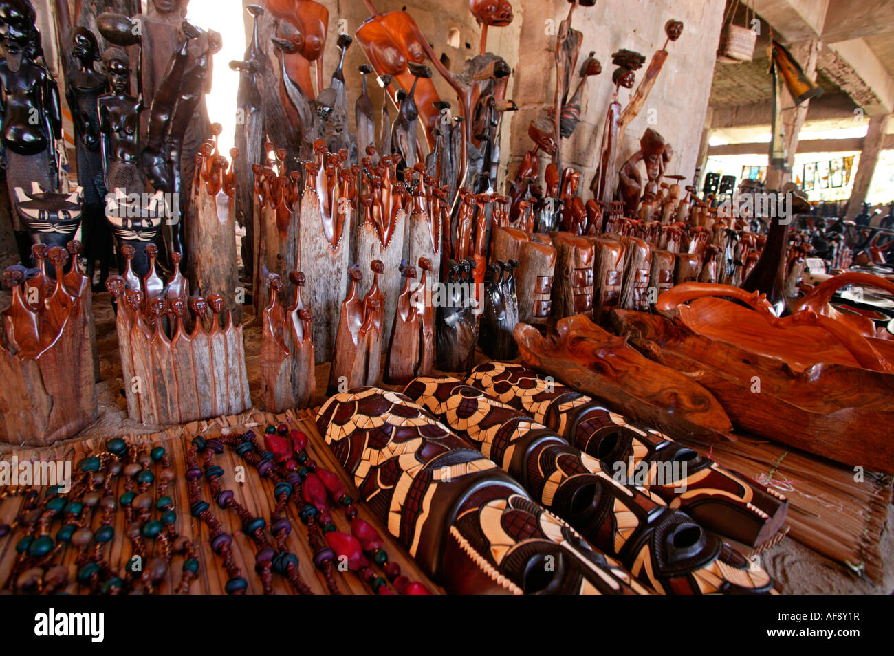 Artigianato tradizionale mercato con una serie di sculture in legno realizzate da legni duri africani Foto Stock
