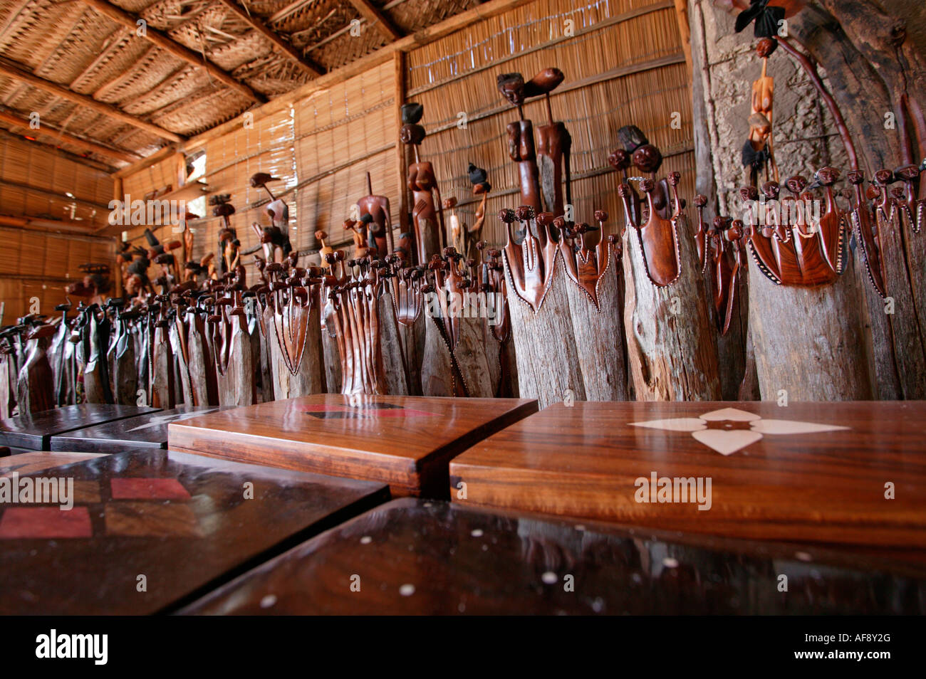 Artigianato tradizionale mercato con una serie di sculture in legno realizzate da legni duri africani Foto Stock
