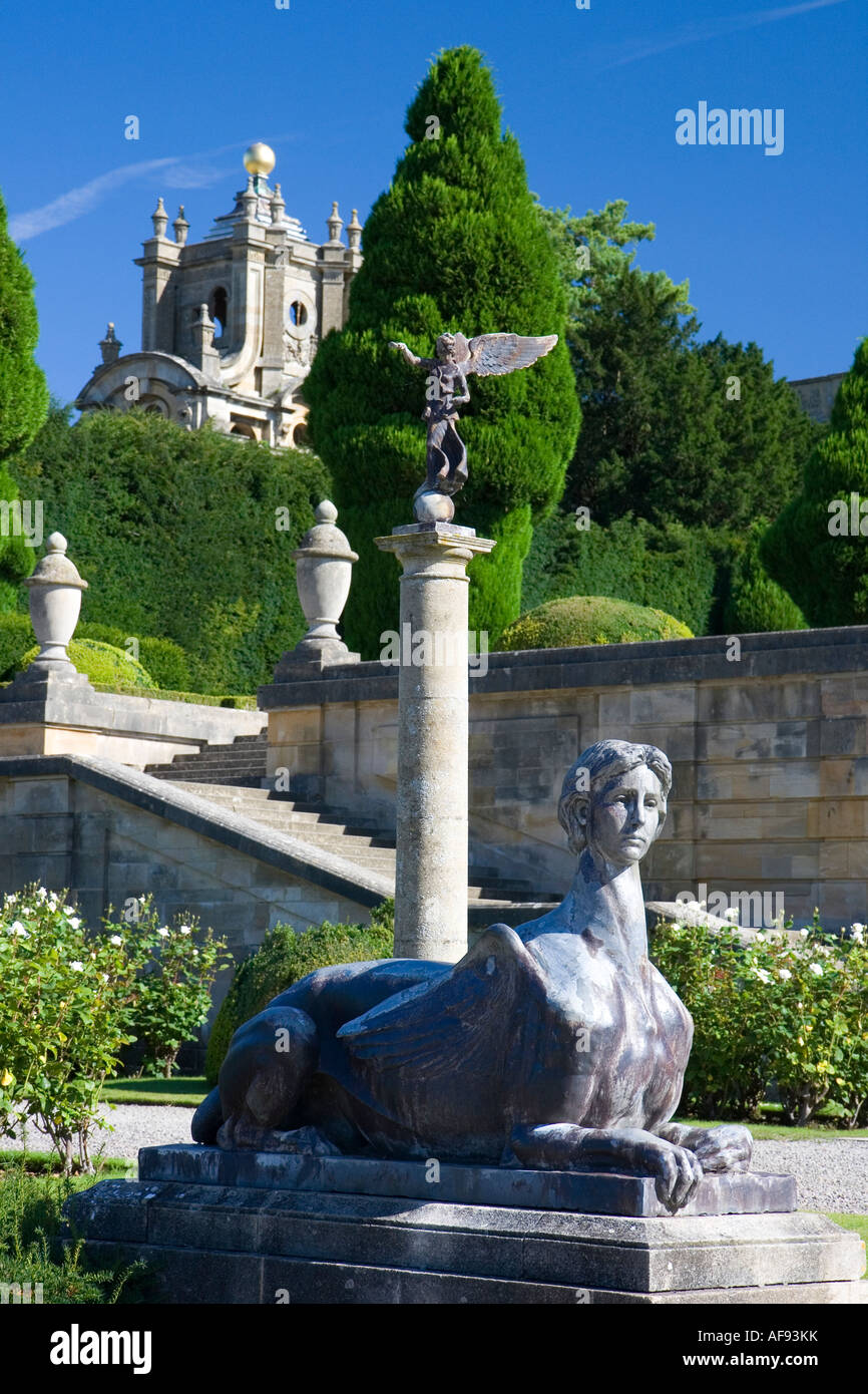 Scultura di Sphinx- giardini del Palazzo di Blenheim 5 Foto Stock